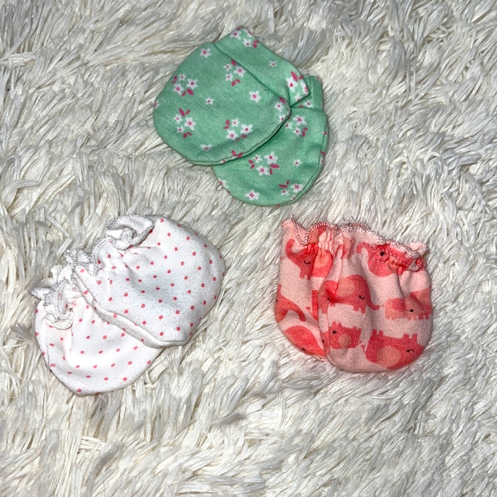 Baby girl's no scratch mittens